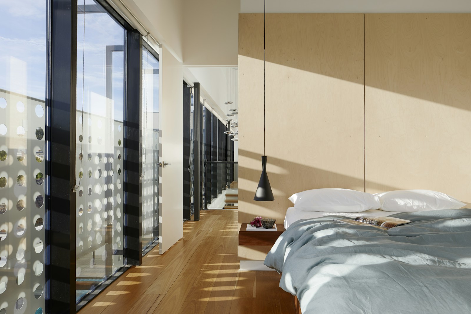 Heller minimalistisch gestalteter Wohnraum